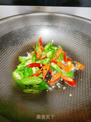 蟹味肠炒辣椒的做法步骤：4