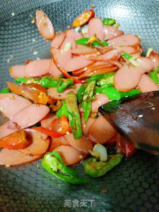 蟹味肠炒辣椒的做法步骤：6