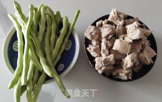 白不老豆角炖排骨的做法步骤：1