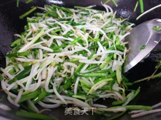 韭菜炒绿豆芽的做法步骤：4