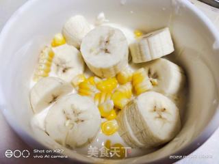 玉米香蕉拌酸奶的做法步骤：3