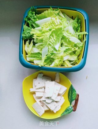 蛋饺、白菜烧豆腐的做法步骤：2