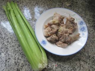 鸡块炒西芹的做法步骤：1