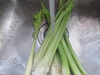 鸡块炒西芹的做法步骤：2