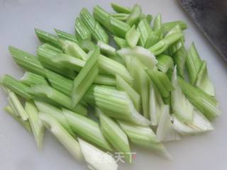 鸡块炒西芹的做法步骤：3