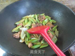 鸡块炒西芹的做法步骤：7