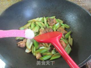 鸡块炒西芹的做法步骤：8
