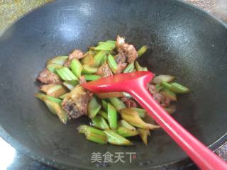 鸡块炒西芹的做法步骤：10