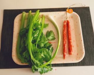 腊肠炒芹菜的做法步骤：1