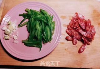 腊肠炒芹菜的做法步骤：3