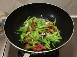 腊肠炒芹菜的做法步骤：7