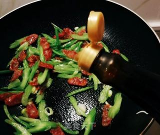 腊肠炒芹菜的做法步骤：8