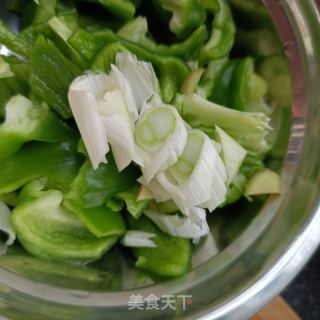 皱皮椒炒脱脂猪蹄的做法步骤：3