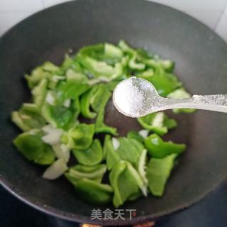 皱皮椒炒脱脂猪蹄的做法步骤：5
