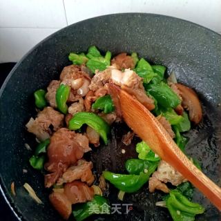 皱皮椒炒脱脂猪蹄的做法步骤：10