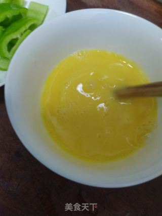 尖椒炒鸡蛋的做法步骤：2