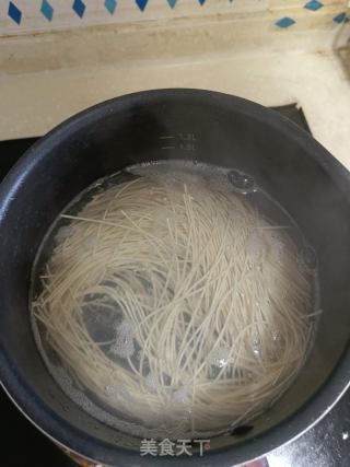 蒜蓉小龙虾炒面的做法步骤：2
