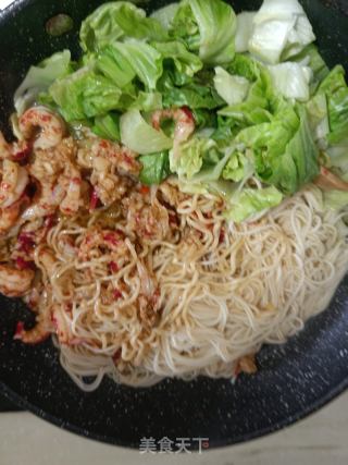 蒜蓉小龙虾炒面的做法步骤：7