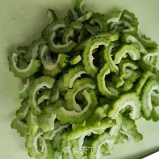 肉丸炒苦瓜的做法步骤：1