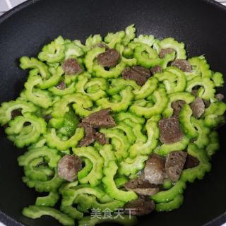 肉丸炒苦瓜的做法步骤：4