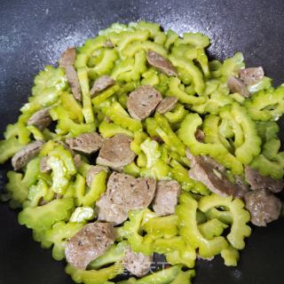 肉丸炒苦瓜的做法步骤：5