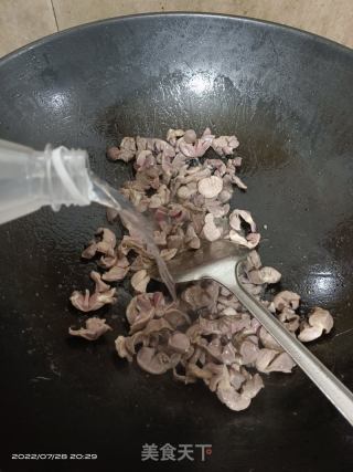 鸭肾炒葱段的做法步骤：3