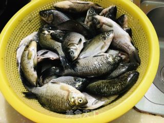 酥骨小鲫鱼的做法步骤：1