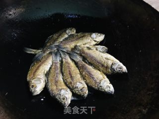 酥骨小鲫鱼的做法步骤：3