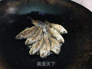 酥骨小鲫鱼的做法步骤：4