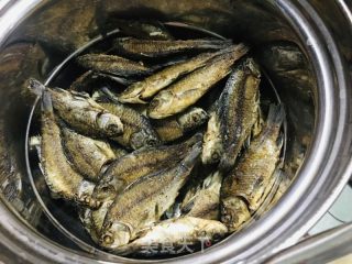 酥骨小鲫鱼的做法步骤：5