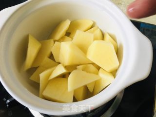 砂锅土豆炖牛肉的做法步骤：2