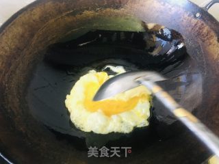 南瓜尖炒鸡蛋的做法步骤：2