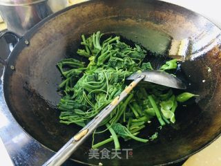 南瓜尖炒鸡蛋的做法步骤：3