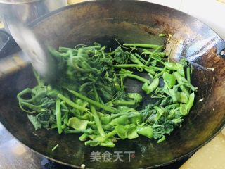 南瓜尖炒鸡蛋的做法步骤：4