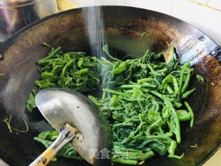 南瓜尖炒鸡蛋的做法步骤：5