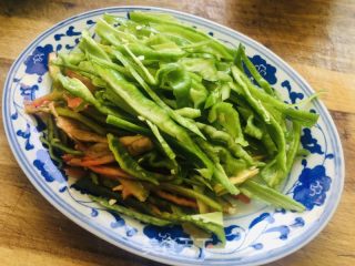 青椒牛肉丝的做法步骤：2