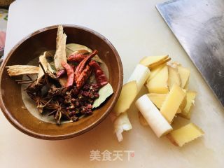 砂锅酸菜粉条炖红烧肉的做法步骤：1