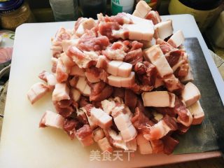 砂锅酸菜粉条炖红烧肉的做法步骤：2