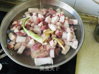 砂锅酸菜粉条炖红烧肉的做法步骤：3