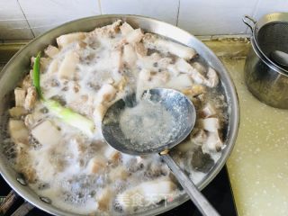 砂锅酸菜粉条炖红烧肉的做法步骤：4