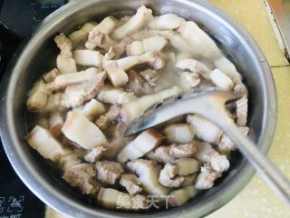 砂锅酸菜粉条炖红烧肉的做法步骤：5