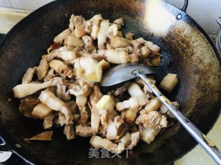 砂锅酸菜粉条炖红烧肉的做法步骤：7
