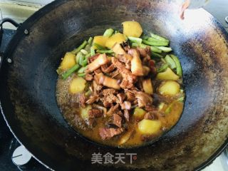 砂锅酸菜粉条炖红烧肉的做法步骤：12