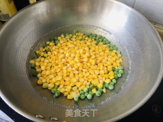 豌豆炒玉米的做法步骤：1