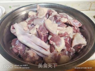 嫩姜焖鸭的做法步骤：1
