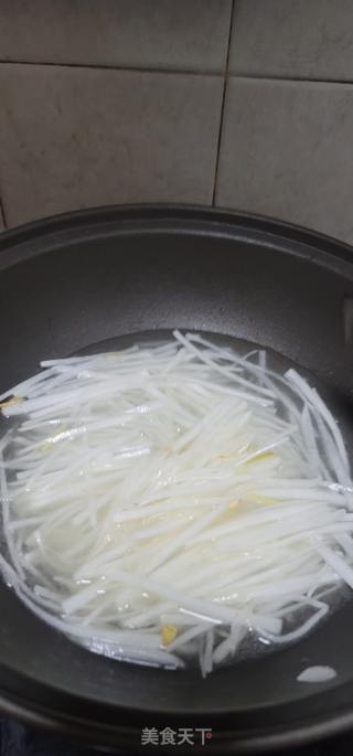 海虾萝卜丝汤的做法步骤：7