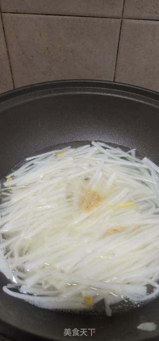 海虾萝卜丝汤的做法步骤：8