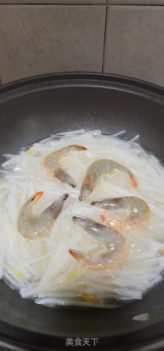 海虾萝卜丝汤的做法步骤：9