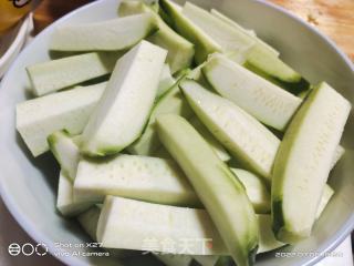 丝瓜鸡蛋虾头汤的做法步骤：2