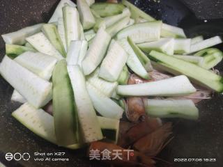 丝瓜鸡蛋虾头汤的做法步骤：6
